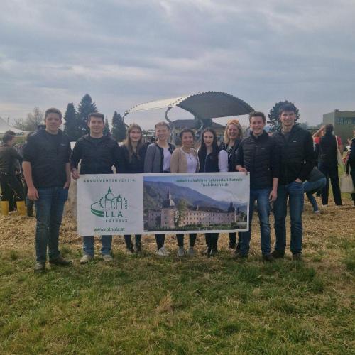 Gruppenfoto mit Plakat