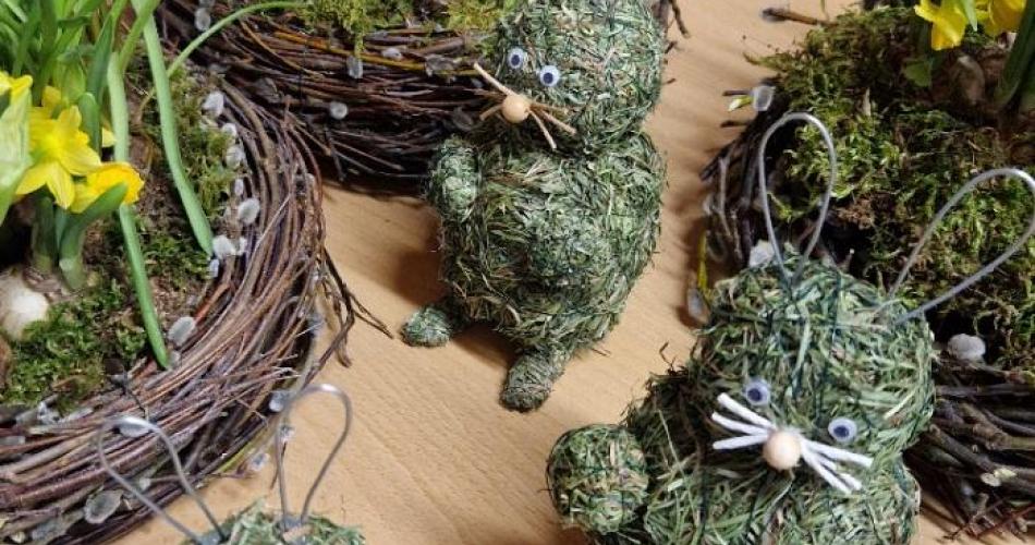 Heuhasen und Ostergestecke