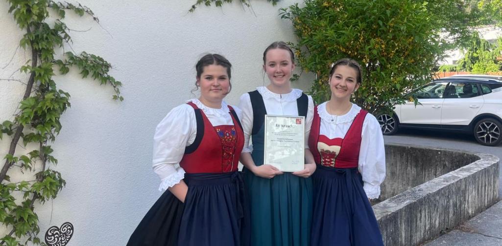 Schülerinnen mit Urkunde Schülerinnen mit Urkunde